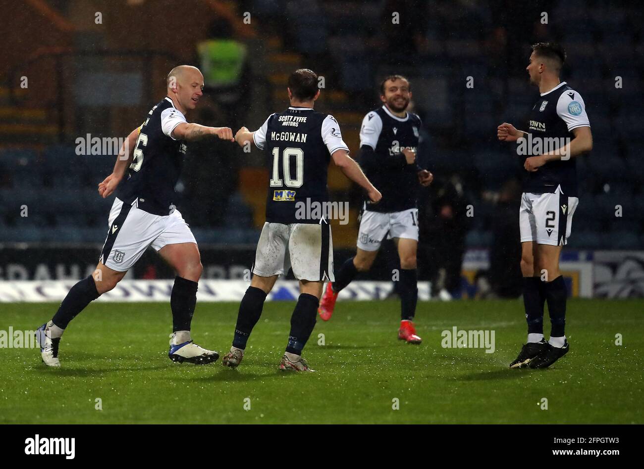 Charlie Adam di Dundee (a sinistra) celebra il secondo gol del gioco con i compagni di squadra Paul McGowan e Cammy Kerr (a destra) durante le finali di Play-off della prima gamba allo stadio Kilmac di Dundee. Data immagine: Giovedì 20 maggio 2021. Foto Stock