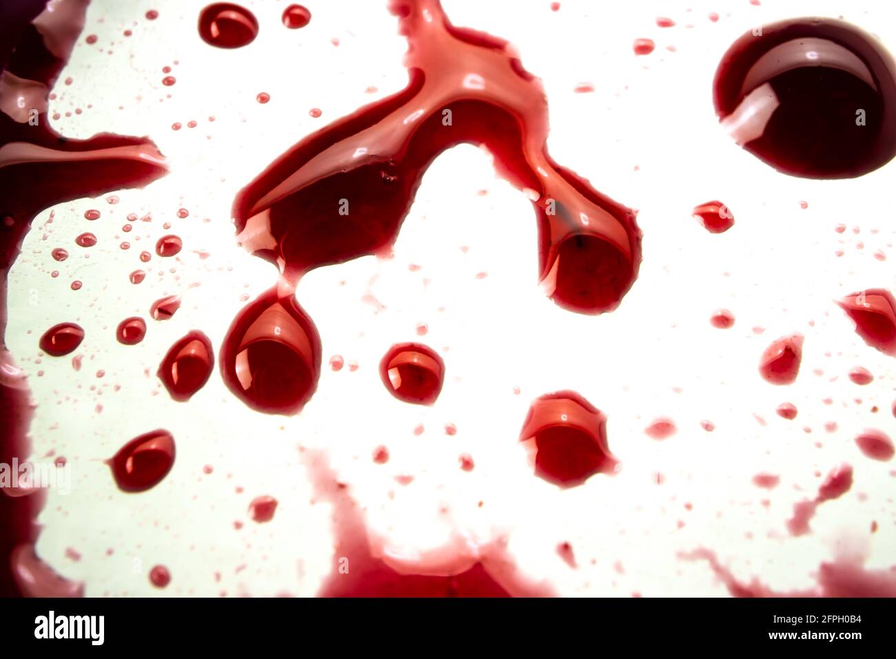 Macchie di marmellata sulla copertina come sangue. Macro Foto di dettaglio di gocce dolci Foto Stock