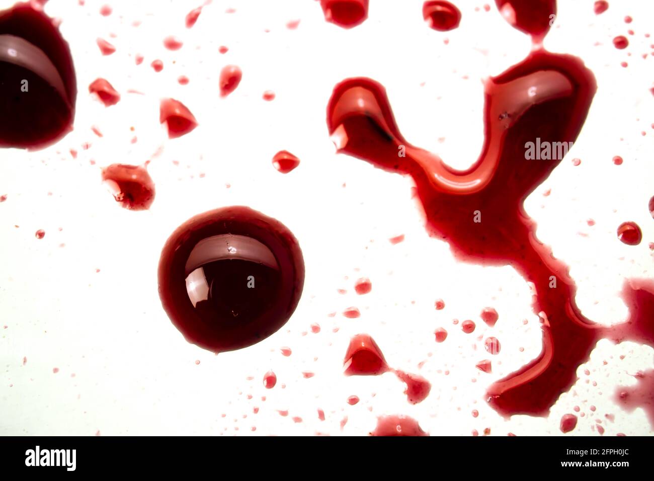 Macchie di marmellata sulla copertina come sangue. Macro Foto di dettaglio di gocce dolci Foto Stock