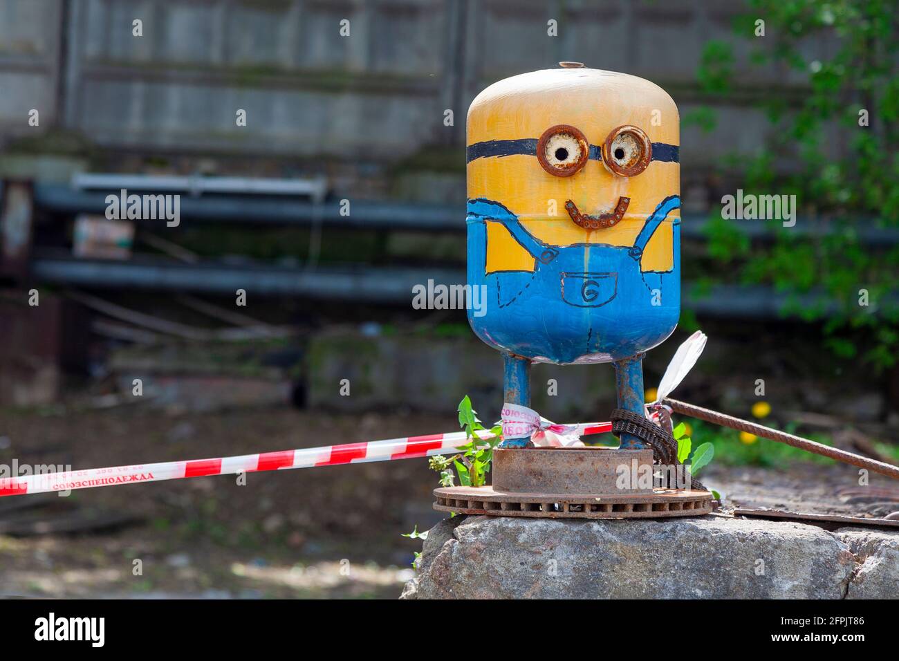 Personaggio cartoon fatto da vecchia bombola di gas. Foto Stock