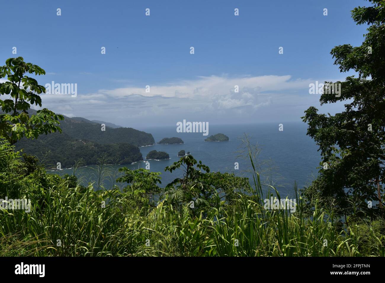 Vista della Baia di Maracas dal punto panoramico di Maracas, che si trova sulla catena montuosa settentrionale di Trinidad. Questo punto panoramico è una delle principali destinazioni turistiche. Foto Stock