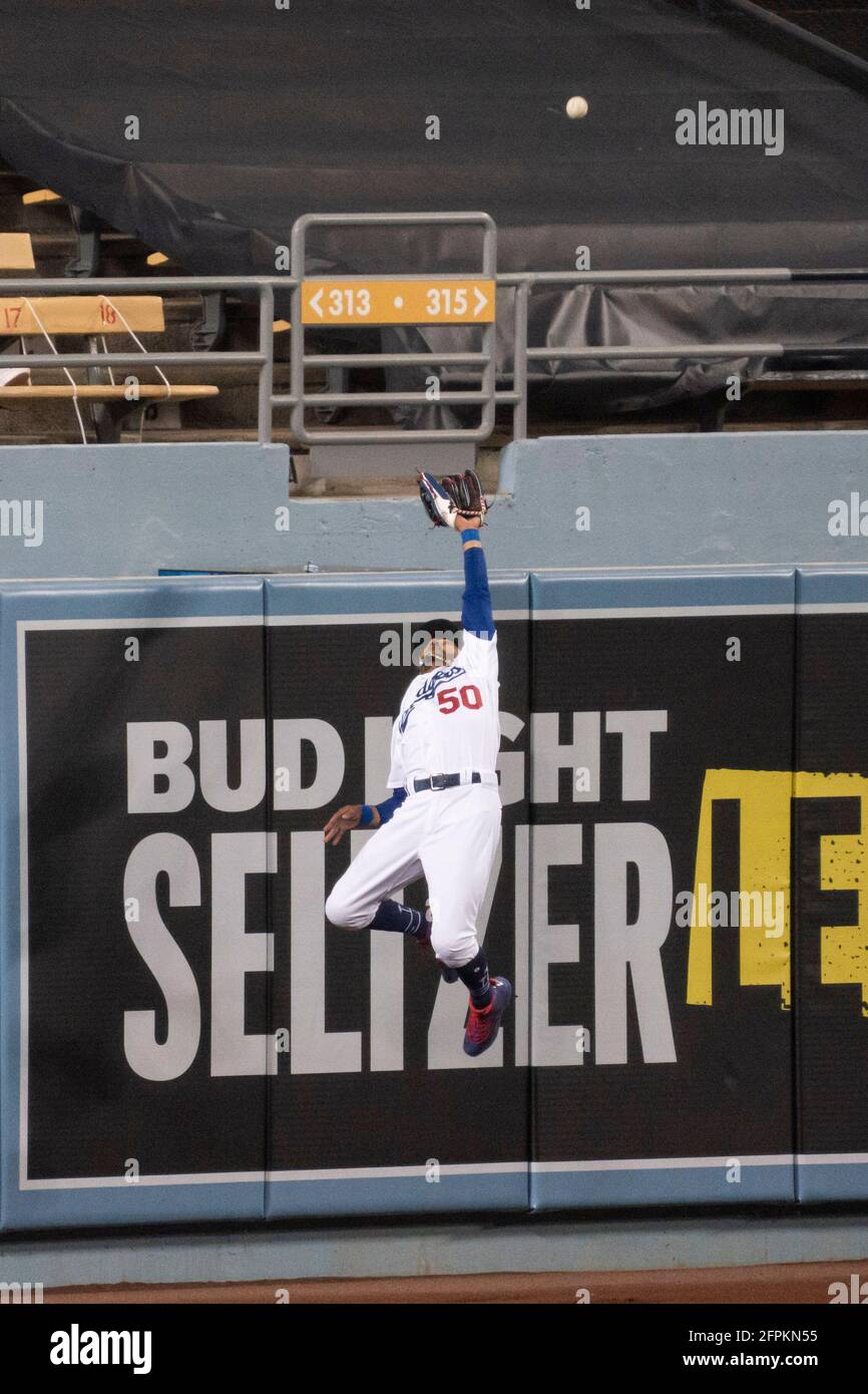 Il fielder destro di Los Angeles Dodgers Mookie Betts (50) salta per una palla di mosca durante una partita di MLB contro gli Arizona Diamondbacks, mercoledì 19 maggio 2021, Foto Stock