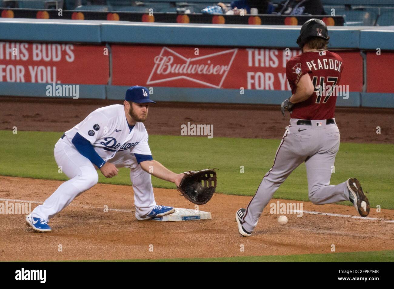 Arizona Diamondbacks rilievo lanciatore Matt Peacock (47) è escluso Per l'interferenza come Los Angeles Dodgers primo baseman Max Muncy (13) cerca di fare Foto Stock