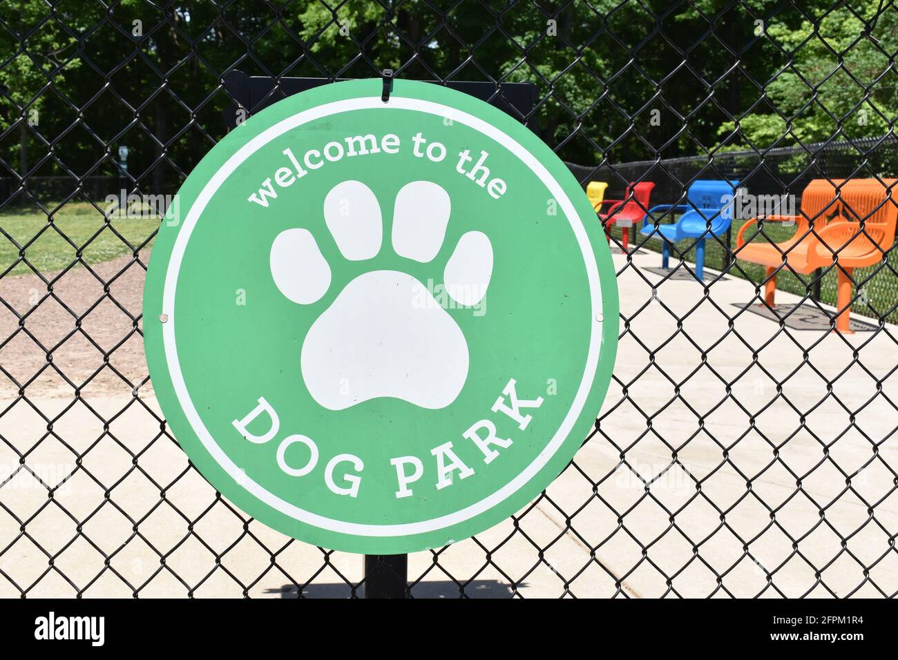 Benvenuto alla segnaletica per il parco per cani Foto Stock