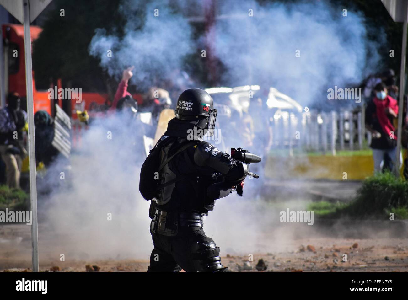 Passo, Narino, Colombia. 19 maggio 2021. Il 19 maggio 2021, durante una protesta antigovernale contro la brutalità della polizia e la riforma sanitaria del presidente Ivan Duque Credit: Camilo Erasso/LongVisual/ZUMA Wire/Alamy Live News, i membri della polizia riota puntano le loro armi direttamente contro il corpo dei demostrati di Pato, Narino Foto Stock