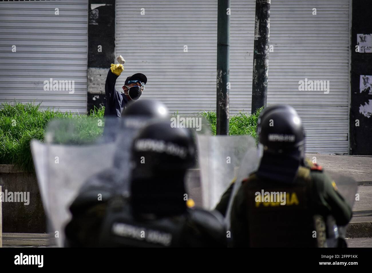 Passo, Narino, Colombia. 19 maggio 2021. Il 19 maggio 2021, durante una protesta antigovernale contro la brutalità della polizia e la riforma sanitaria del presidente Ivan Duque Credit: Camilo Erasso/LongVisual/ZUMA Wire/Alamy Live News, il Demostrator lancia una serie di scogli e depreti contro i membri della polizia di pasto, Narino Foto Stock