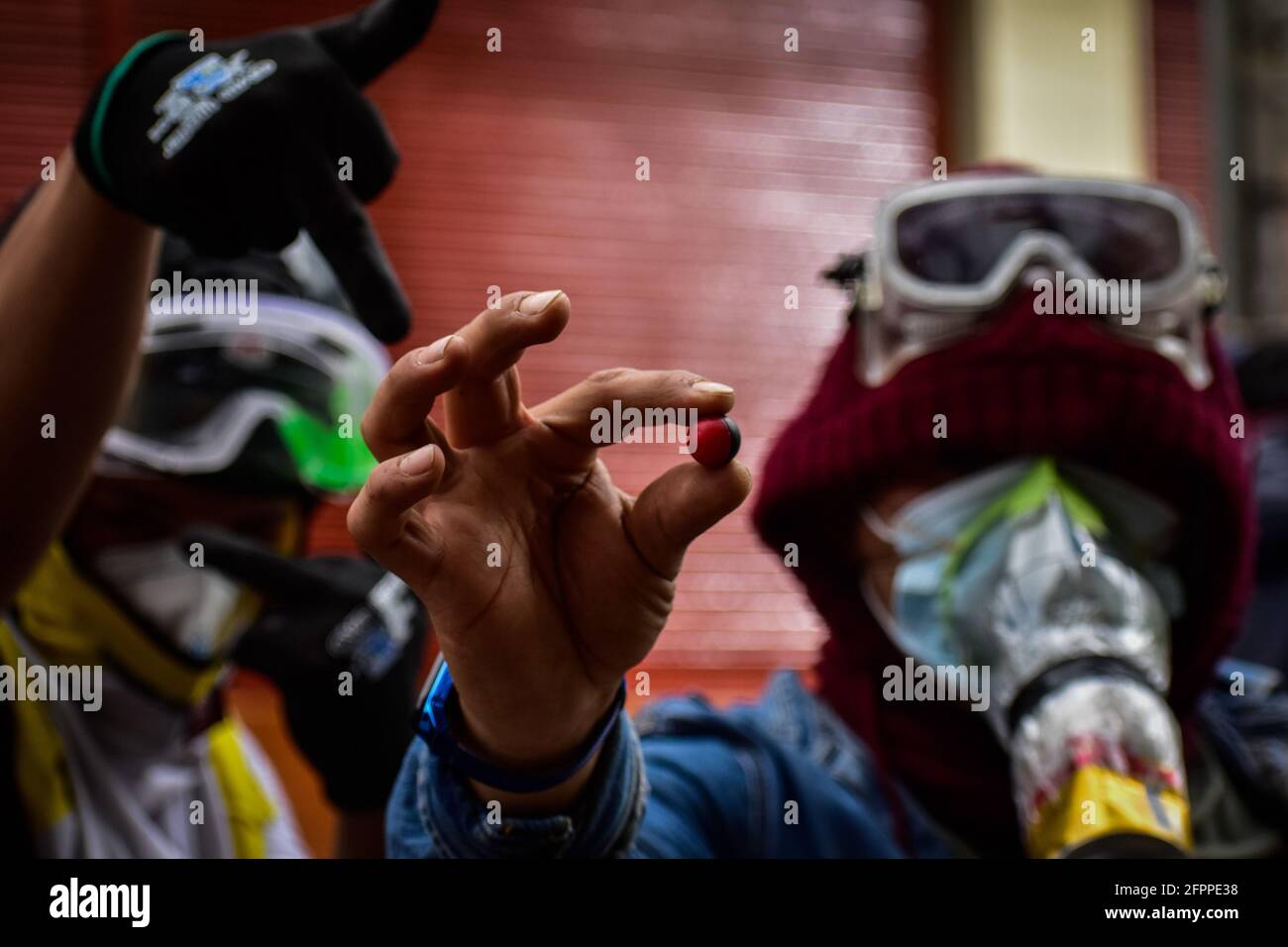 Passo, Narino, Colombia. 19 maggio 2021. I dimostratori mostrano i proiettili di gamma con cui la polizia li attacca a Pato, Narino, il 19 maggio 2021, durante una protesta antigovernale contro la brutalità della polizia e la riforma sanitaria del presidente Ivan Duque Credit: Camilo Erasso/LongVisual/ZUMA Wire/Alamy Live News Foto Stock