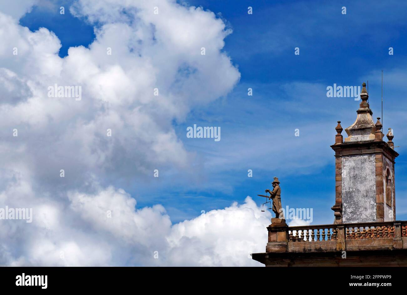 Statua in cima allo storico edificio barocco di Ouro Preto, Brasile Foto Stock