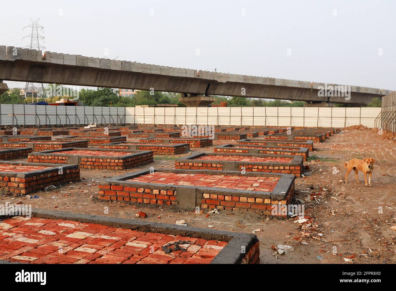 Nuova Delhi, India. 20 maggio 2021. Municipal Corporation ha sviluppato nuove piattaforme per cremare i corpi delle vittime del covid19 fuori da un crematorio a Nuova Delhi. L'India ha registrato 366,161 nuovi casi infetti da Covid-19 e 3,754 decessi dovuti a Covid-19 in un solo giorno. Credit: SOPA Images Limited/Alamy Live News Foto Stock