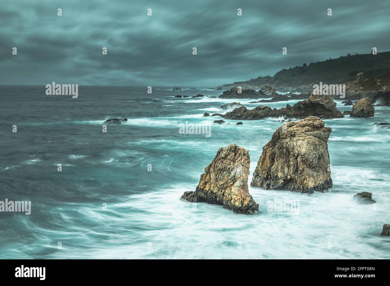 Drammatica costa di Big sur California in una giornata tempesta, lunga esposizione Foto Stock
