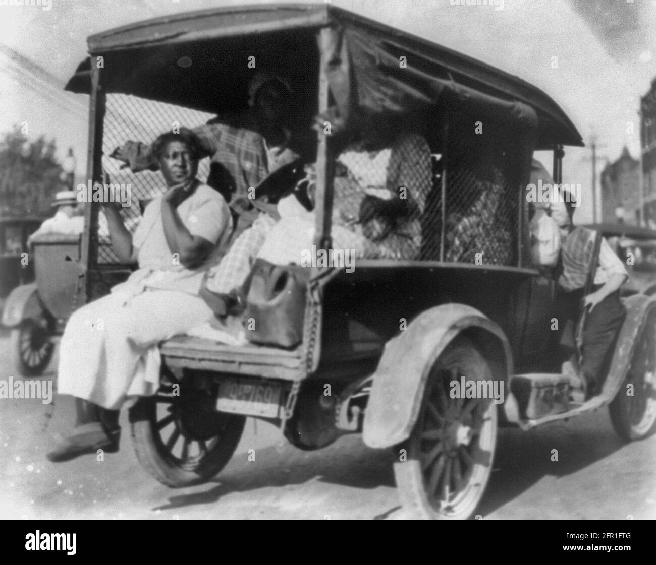 Vista posteriore di camion che trasportano afroamericani durante la rivolta di Tulsa, Okla. Del 1921 Foto Stock