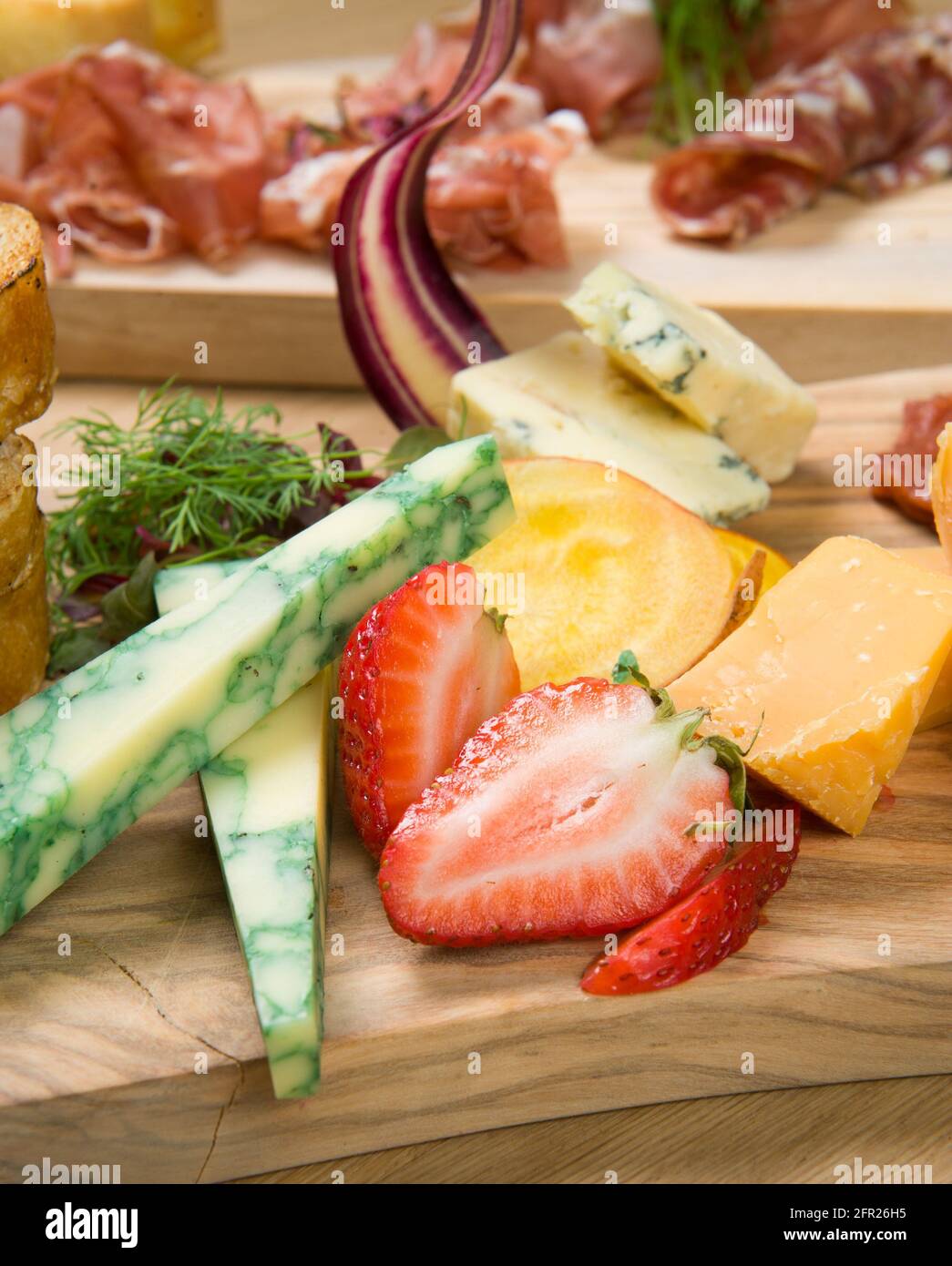 Un piatto Charcuterie, o a taglio freddo, presso un ristorante Whistler. Carne, prosciutto, porto, salame, pate, formaggio, e frutta. Foto Stock