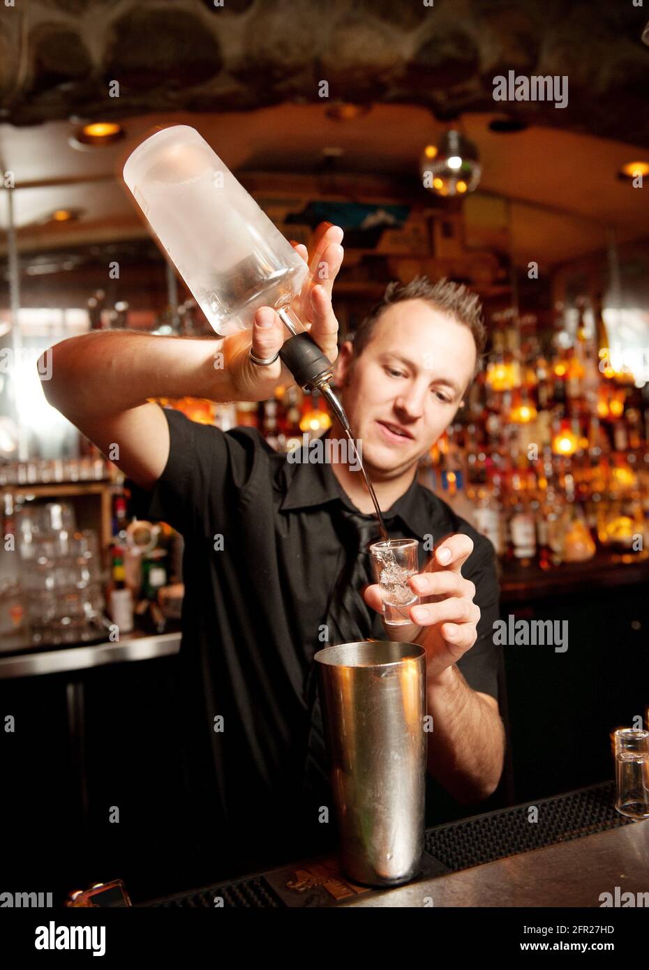 Un barista mescola un cocktail Martini. Foto Stock