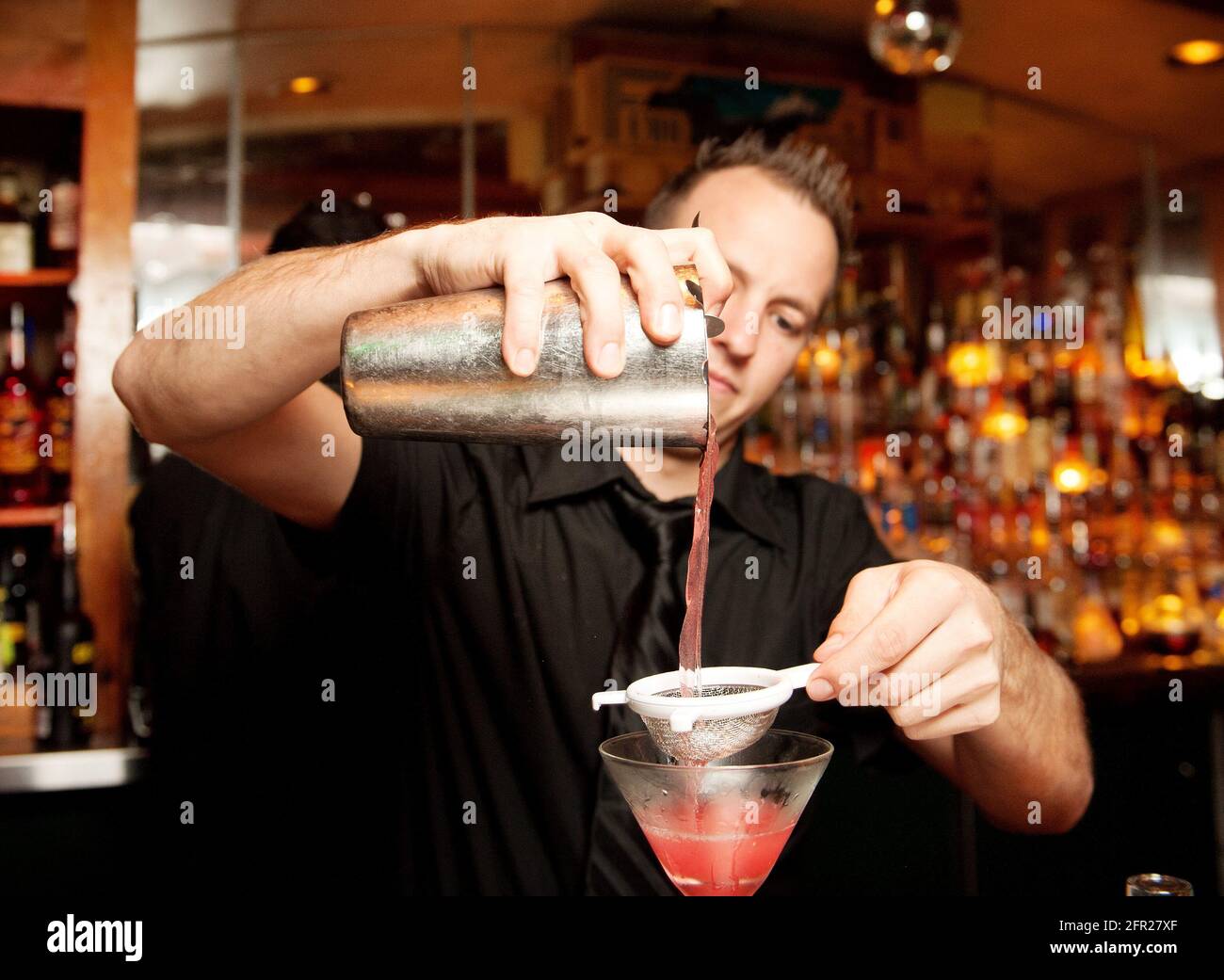 Un barista mescola un cocktail Martini. Foto Stock