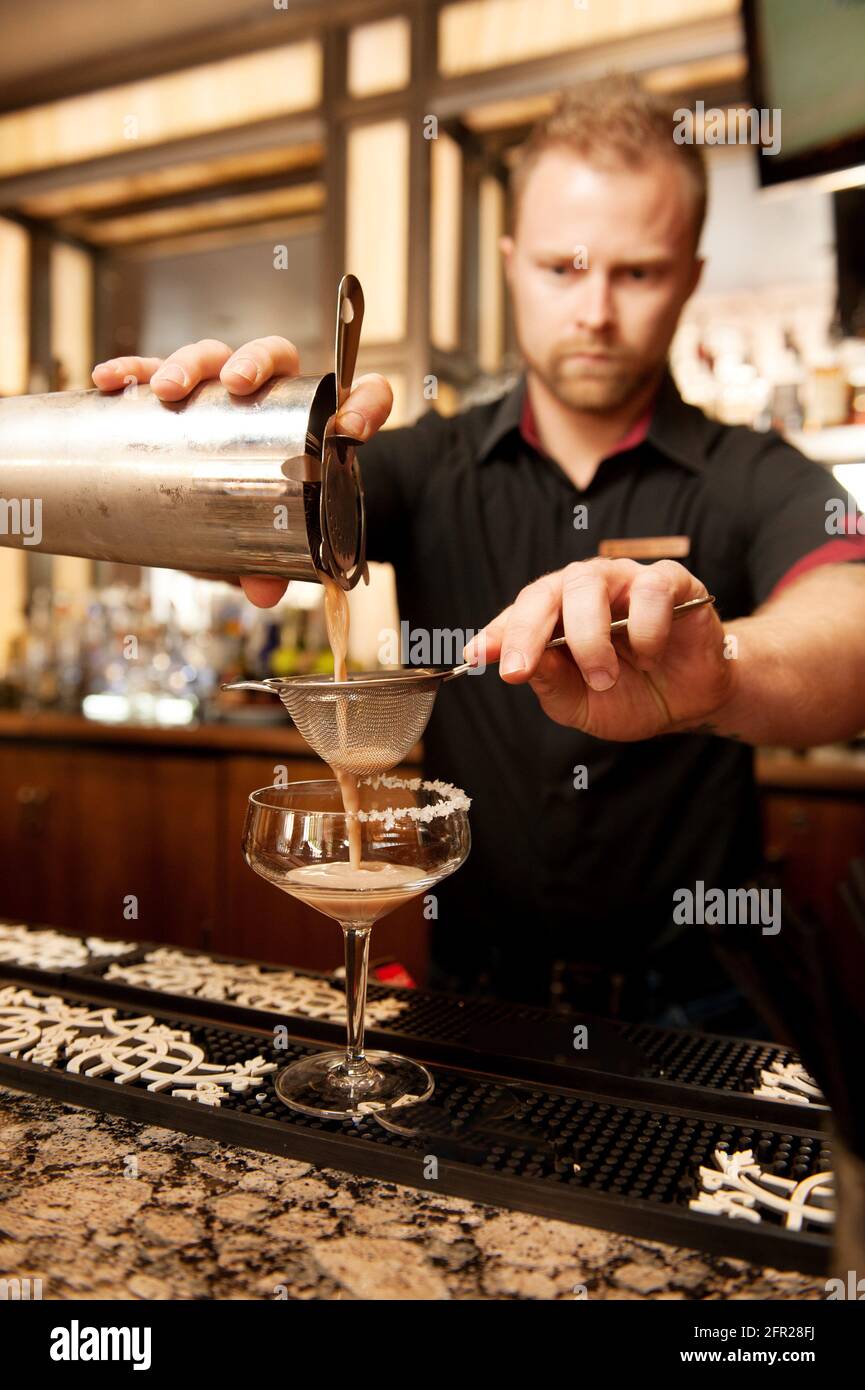 Un barman mescola un cocktail di vodka. Foto Stock