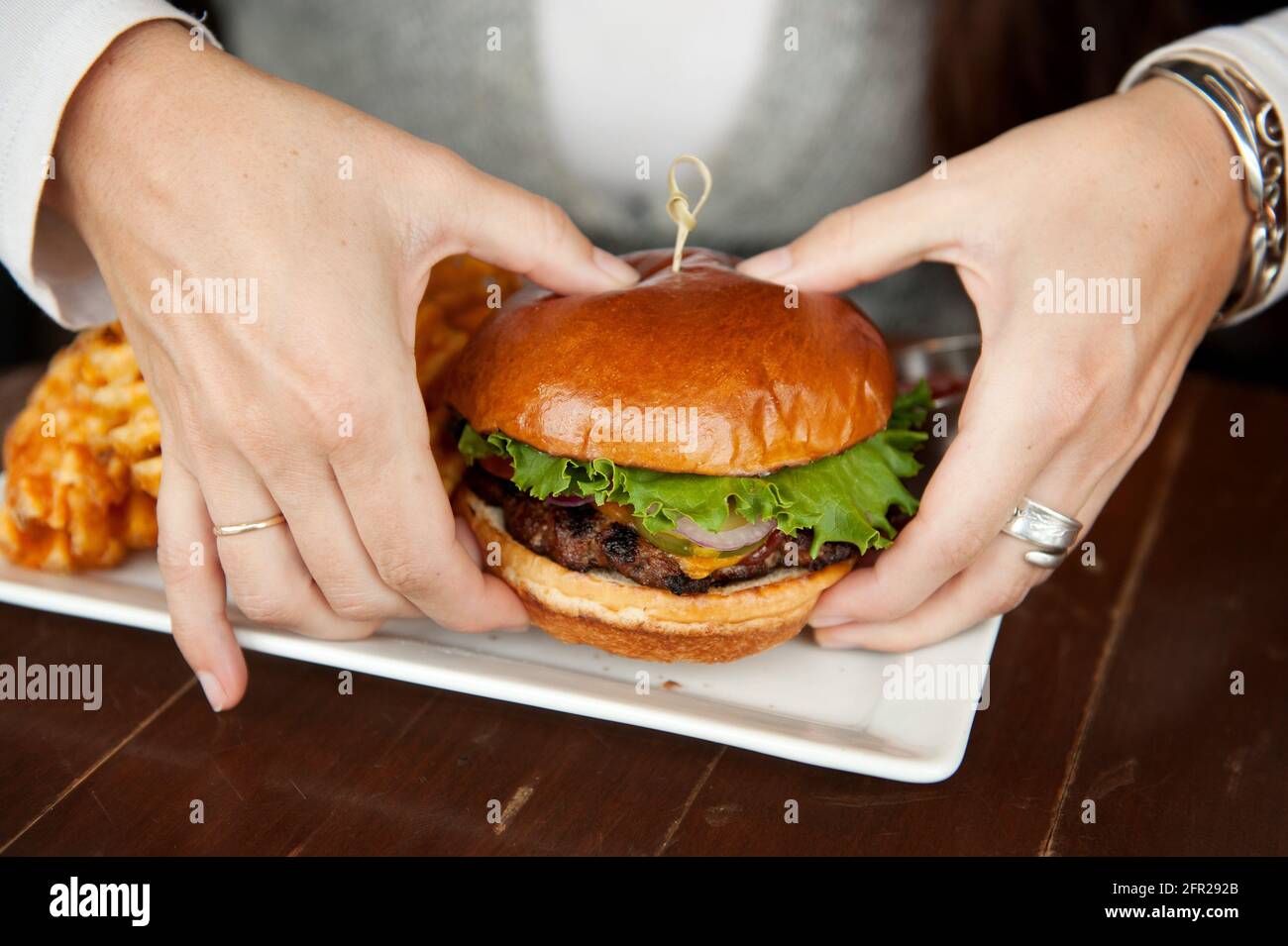 Un cheeseburger, o hamburger, con patatine fresche, in un ristorante Whistler. Whistler BC, Canada. Foto Stock