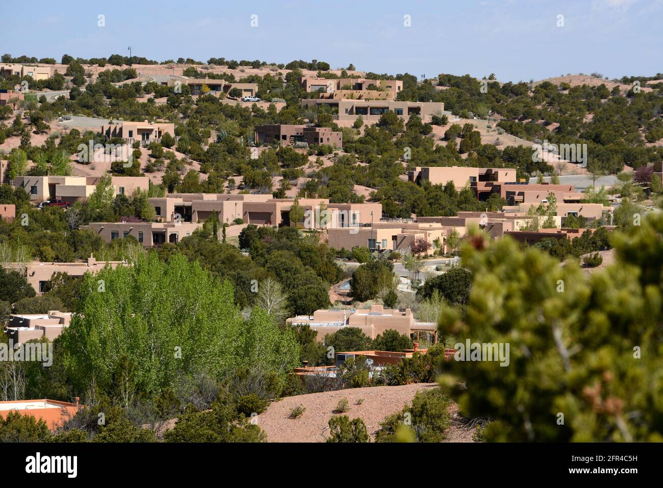 Un quartiere di Santa Fe, New Mexico, presenta case dai tetti piani e dalle tonalità della terra che ricordano le tradizionali case in adobe del XIX secolo della zona. Foto Stock