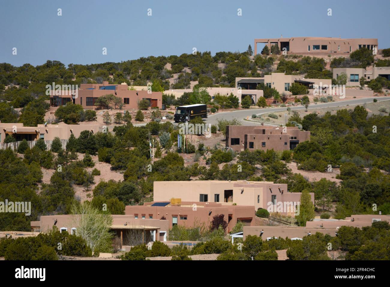 Un quartiere di Santa Fe, New Mexico, presenta case dai tetti piani e dalle tonalità della terra che ricordano le tradizionali case in adobe del XIX secolo della zona. Foto Stock