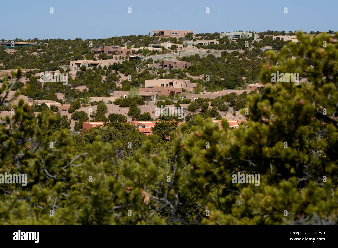 Un quartiere di Santa Fe, New Mexico, presenta case dai tetti piani e dalle tonalità della terra che ricordano le tradizionali case in adobe del XIX secolo della zona. Foto Stock