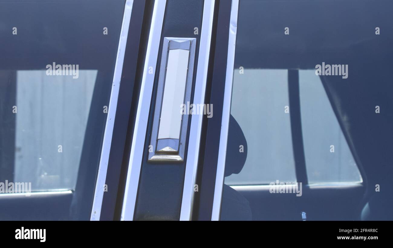 Un primo piano di un pilastro B con una luce d'opera Foto Stock Un primo piano di un pilastro B con una luce d'opera Foto Stock