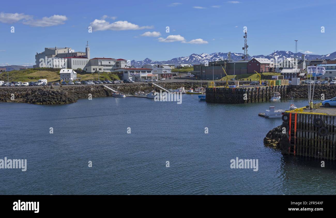 Stykisholmur/Islanda - 7 luglio 2016: Porto marittimo dello Stykisholmur nell'Islanda occidentale Foto Stock
