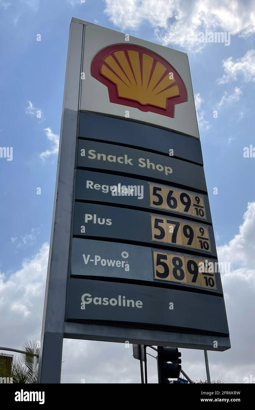 I prezzi del gas si trovano presso una stazione di servizio Shell, giovedì 20 maggio 2021, a Los Angeles. Foto Stock