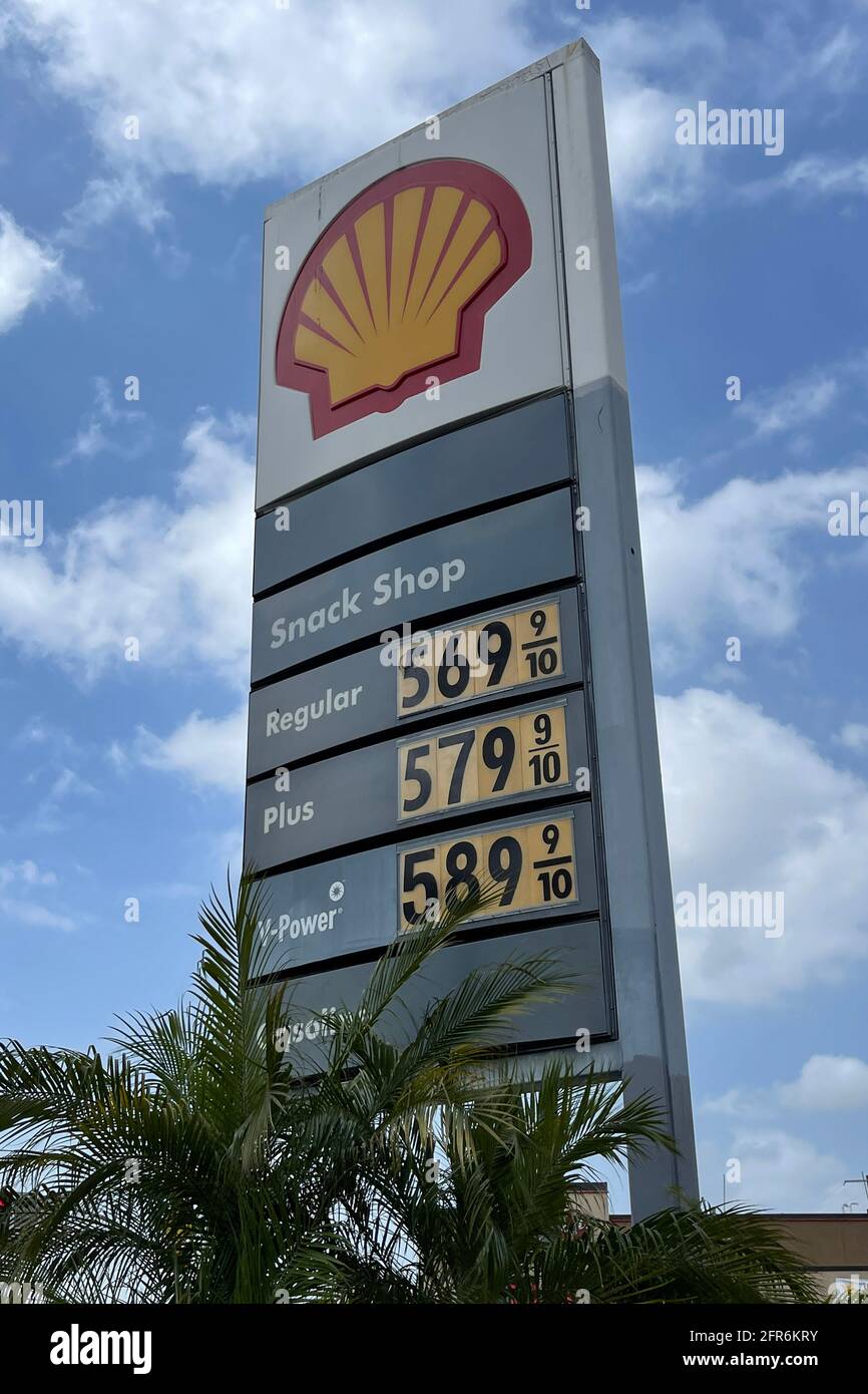 I prezzi del gas si trovano presso una stazione di servizio Shell, giovedì 20 maggio 2021, a Los Angeles. Foto Stock