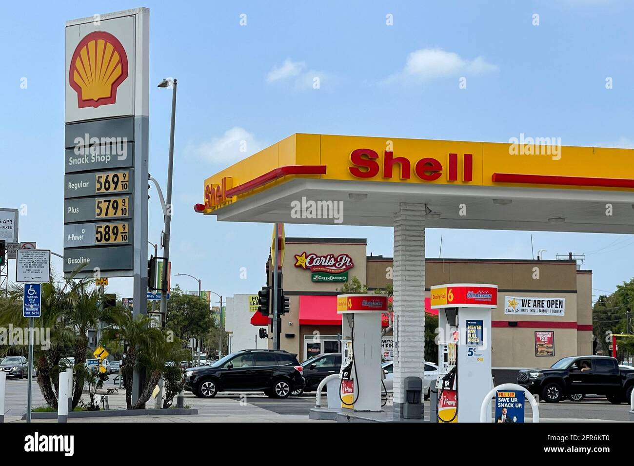 I prezzi del gas si trovano presso una stazione di servizio Shell, giovedì 20 maggio 2021, a Los Angeles. Foto Stock