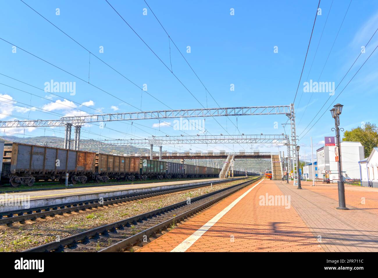 Paesaggio con vista sulla ferrovia alla stazione Slyudyanka, regione di Irkutsk Foto Stock