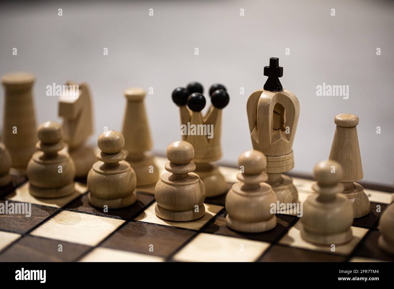Pezzi di scacchi a bordo in posizione iniziale errata. Re non è nella sua cella Foto Stock