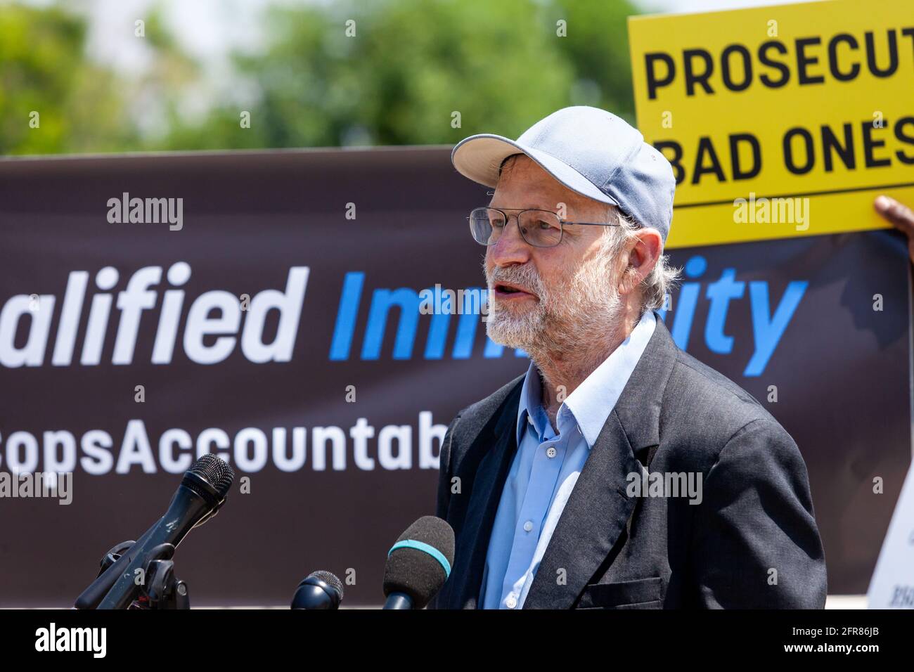 Washington, DC, Stati Uniti. 20 maggio 2021. Nella foto: Jerry Greenfield, co-fondatore del gelato di ben & Jerry, parla ad un evento che sollecita la fine di un'immunità qualificata per la polizia. Credit: Alison Bailey/Alamy Live News Foto Stock