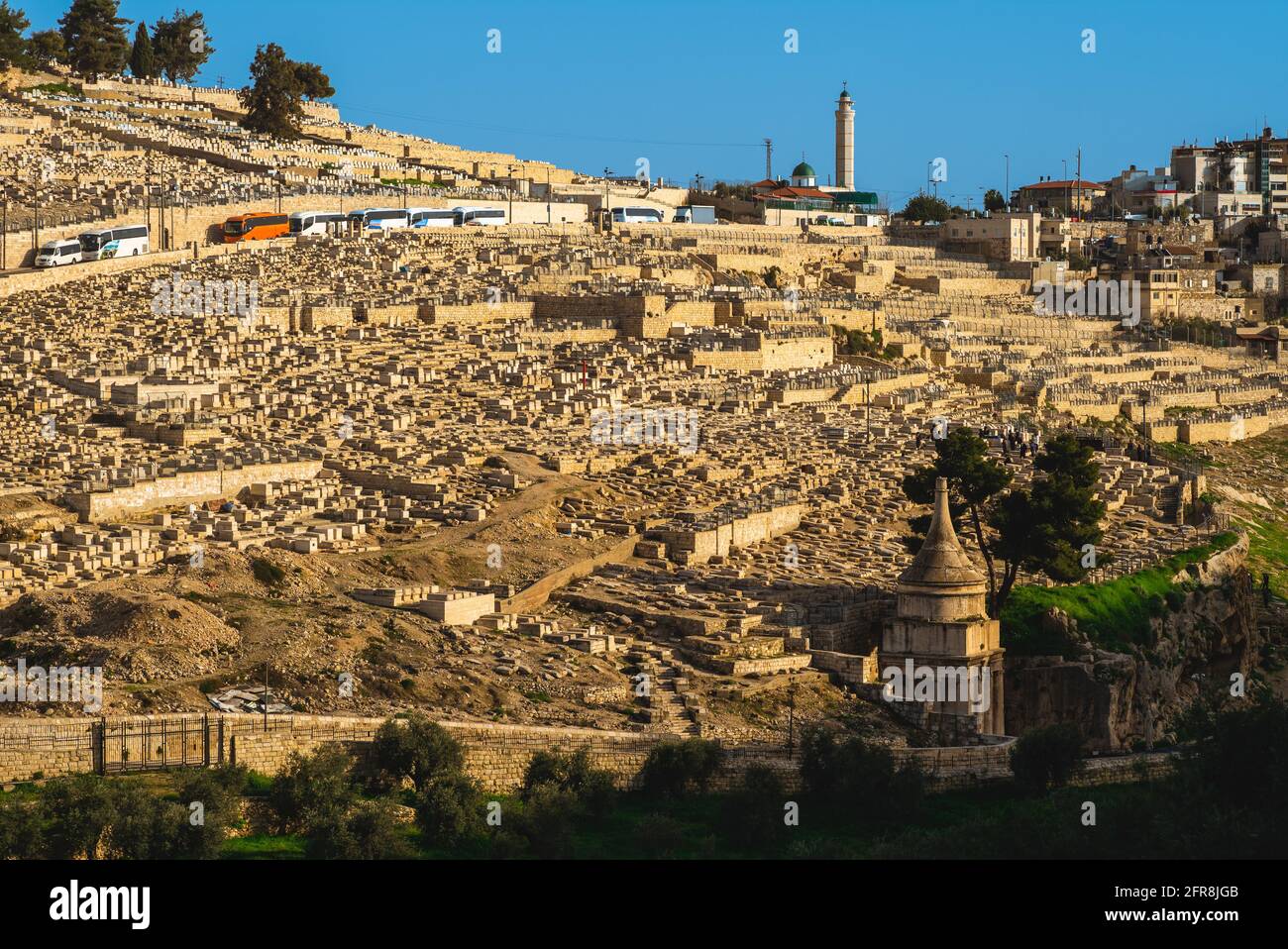 Tomba di Absalom e cimitero ebraico nella valle di Kidron, Gerusalemme, Israele Foto Stock