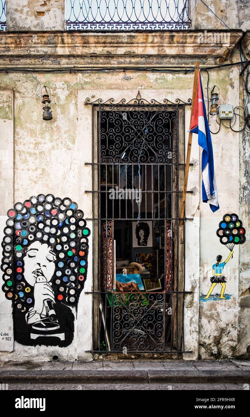 L'Avana, Cuba, luglio 2019, murale da una porta con vernice e vinili nella parte più antica della città Foto Stock
