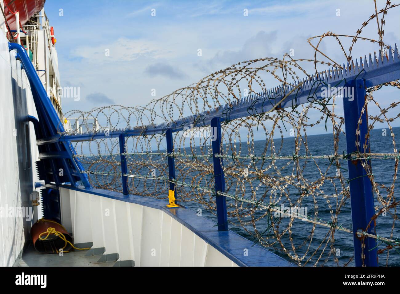 Filo di rasoio sulla nave di ricerca per proteggere dai pirati Foto Stock