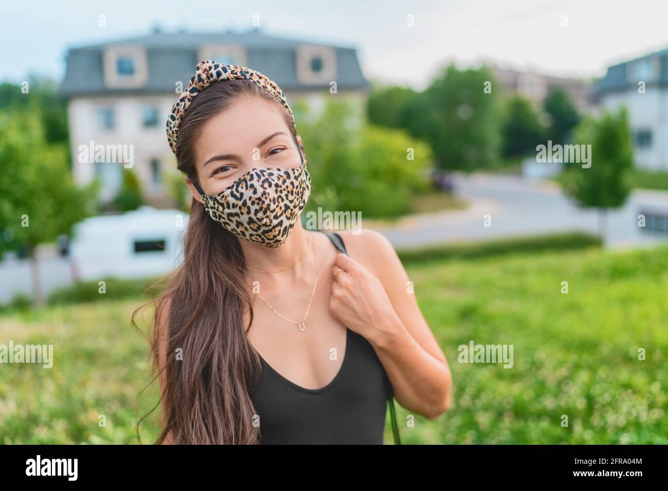 Donna asiatica indossando maschera facciale casual estate ritratto coronavirus persone lifesytle. Tessuto di stampa fashion dpi leopard. Modello di bellezza Foto Stock