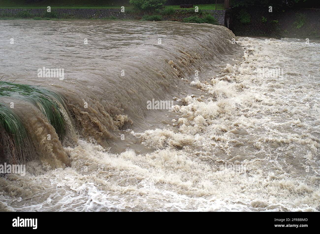 Fiume a Kyoto Giappone in SPATE durante la stagione delle piogge Foto Stock