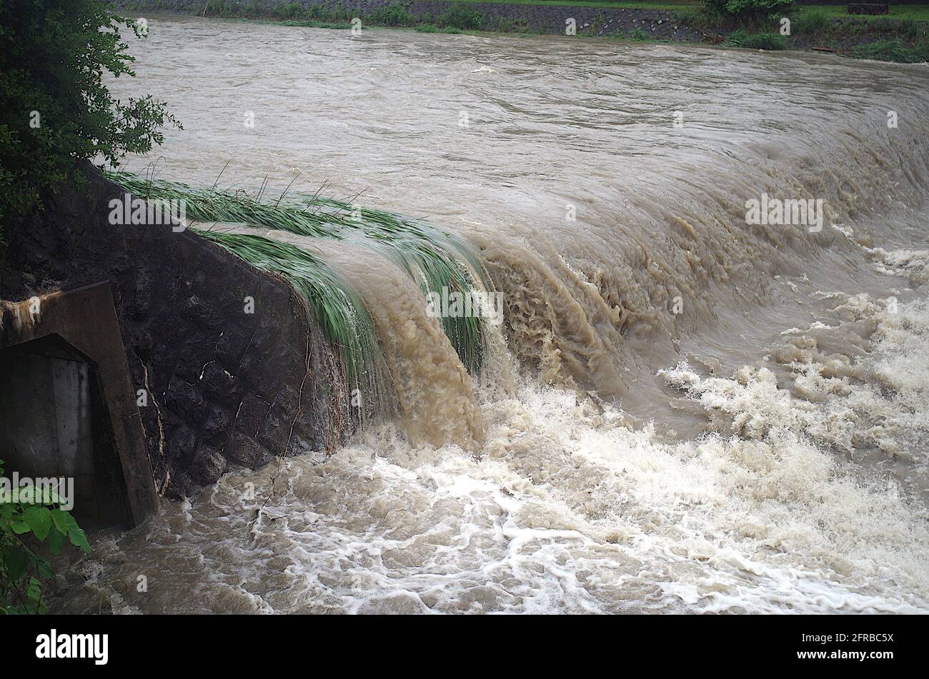 Fiume a Kyoto Giappone in SPATE durante la stagione delle piogge Foto Stock