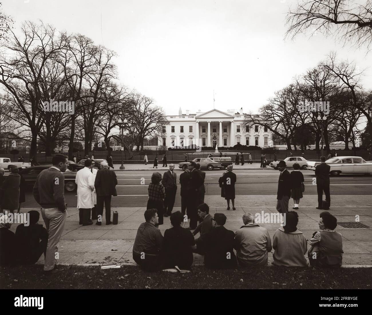 AR8255-C22 novembre 1963 Washington, D.C., reazione di assassinio. Ti preghiamo di accreditare 'Abbie Rowe. Fotografie della Casa Bianca. John F. Kennedy Presidential Library and Museum, Boston' Foto Stock