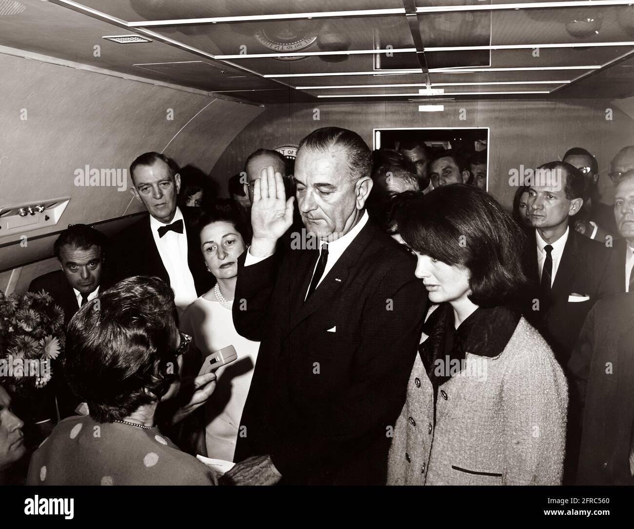 ST-1A-6-6322 novembre 1963 il presidente Lyndon B. Johnson prende giuramento di ufficio su Air Force One a Love Field a Dallas, Texas, dopo l'assassinio del presidente John F. Kennedy. Da sinistra a destra: Assistente del segretario stampa, Malcolm Kilduff (che tiene la macchina dittatrice, parzialmente fuori dal telaio); giudice Sarah T. Hughes (che amministra giuramento); Jack Valenti; il congressista Albert Thomas del Texas; Segretario del presidente Johnson, Marie Fehmer (parzialmente nascosto dietro Thomas); First Lady Bird Johnson; Dallas Police Chief, Jesse Curry (volto nascosto dalla mano sollevata del Vice Presidente); Presidente Johnson; Foto Stock