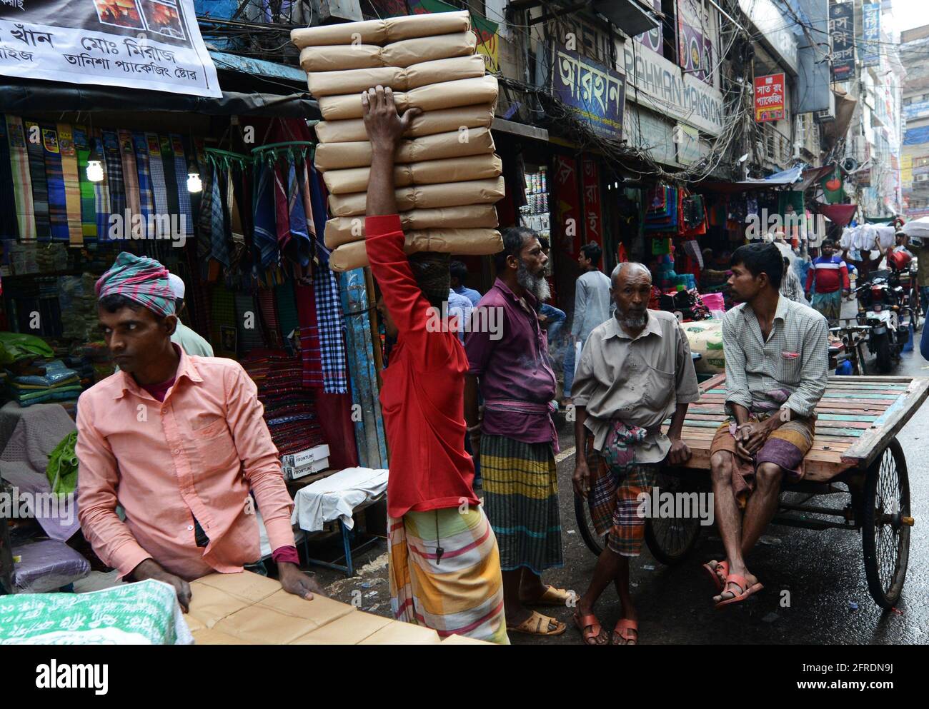 Il vivace mercato al Chowk Bazaar nella vecchia Dhaka, Bangladesh. Foto Stock