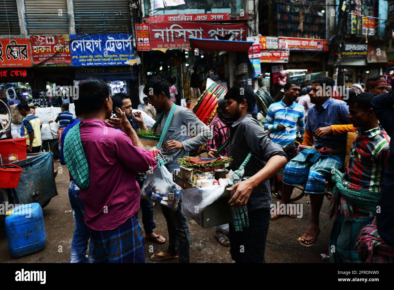Il vivace mercato al Chowk Bazaar nella vecchia Dhaka, Bangladesh. Foto Stock