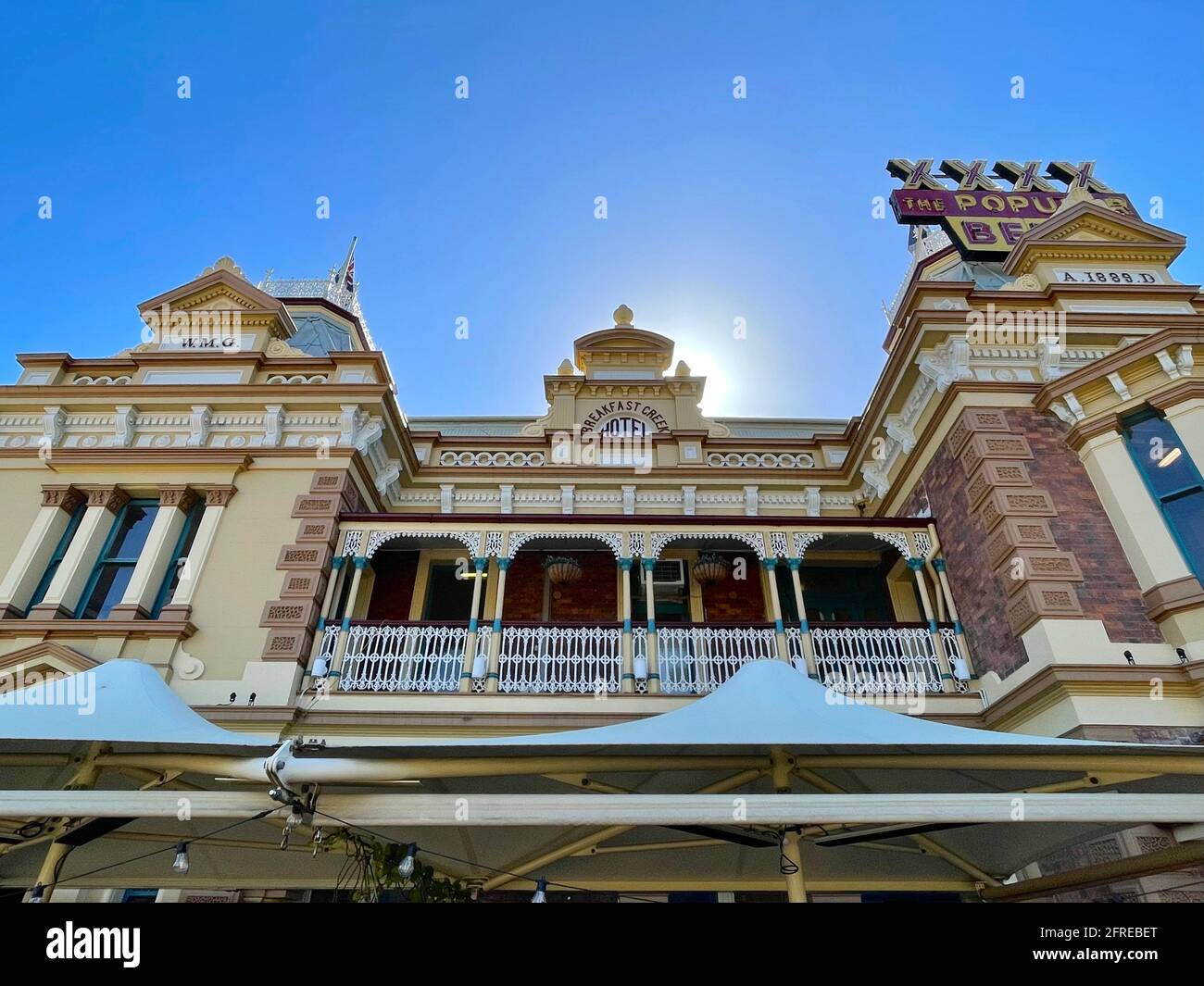 Facciata del Breakfast Creek Hotel, costruito nel 1889 in stile rinascimentale francese nel sobborgo di Albion a Brisbane, Queensland Foto Stock