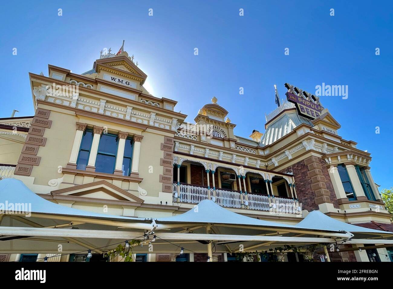 Facciata del Breakfast Creek Hotel, costruito nel 1889 in stile rinascimentale francese nel sobborgo di Albion a Brisbane, Queensland Foto Stock