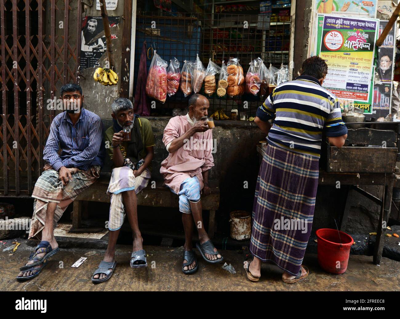 Un chaiwala nella vecchia città di Dacca in Bangladesh. Foto Stock