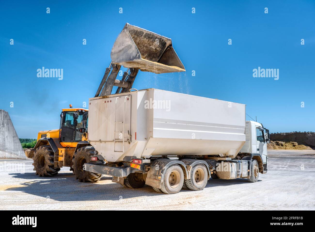 pala caricatrice gommata con benna Foto Stock