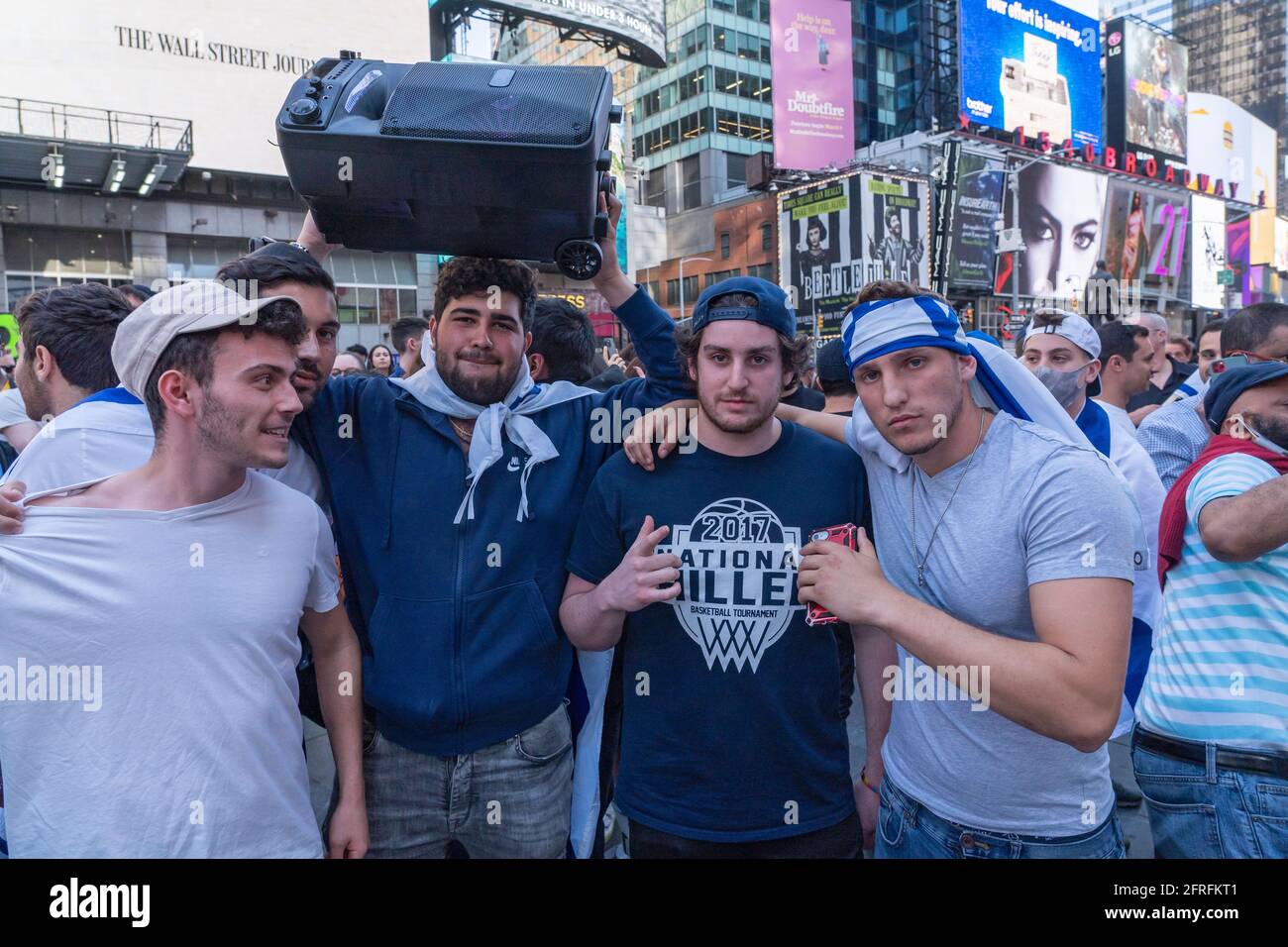 New York, Stati Uniti. 20 maggio 2021. NEW YORK, NY - MAGGIO 20: Il sostenitore pro-Israele si riunisce a Times Square durante un Rally in sostegno di Israele il 20 maggio 2021 a New York City. Nonostante l'annuncio di un cessate il fuoco tra Israele e i militanti di Gaza, decine di sostenitori di entrambe le parti del conflitto si trovano ad affrontare un violento scontro tra le strade di Times Square. Decine di persone sono state arrestate e detenute dalla polizia prima che fossero disperse fuori dalla piazza. Credit: Ron Adar/Alamy Live News Foto Stock