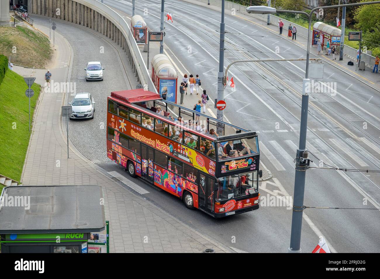 VARSAVIA. POLONIA - Agosto 2015: L'autobus turistico a due piani viaggia verso la città vecchia di Varsavia. La strada attraverso la città vecchia. Foto Stock