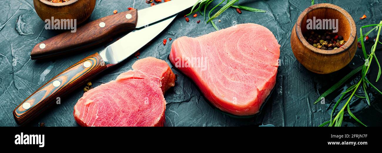 Bistecca di tonno rosso crudo, filetto di tonno fresco. Banner lungo Foto Stock