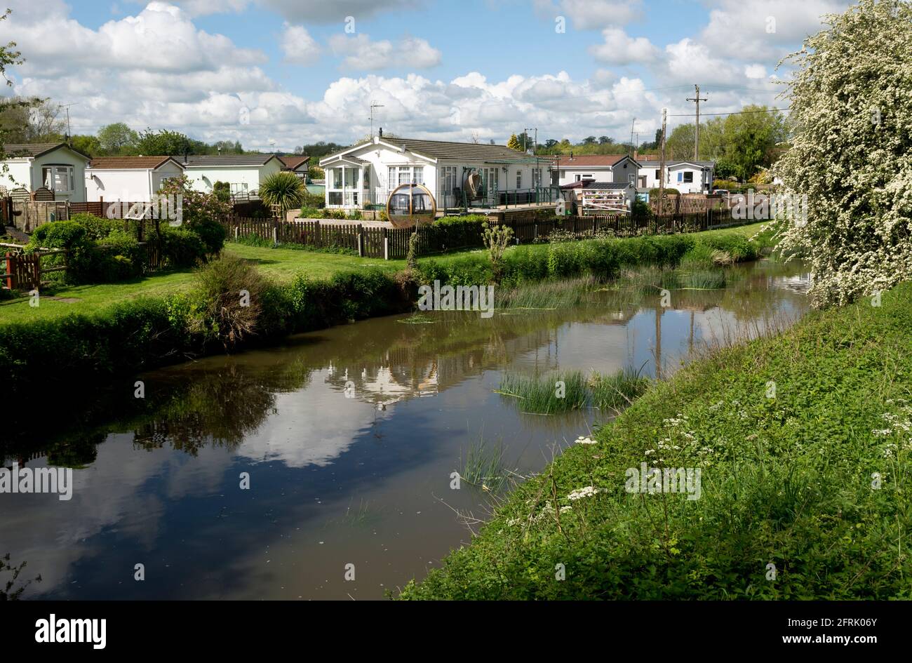Residenze di parco statico lungo il fiume Arrow, Alcester, Warwickshire, Inghilterra, Regno Unito Foto Stock