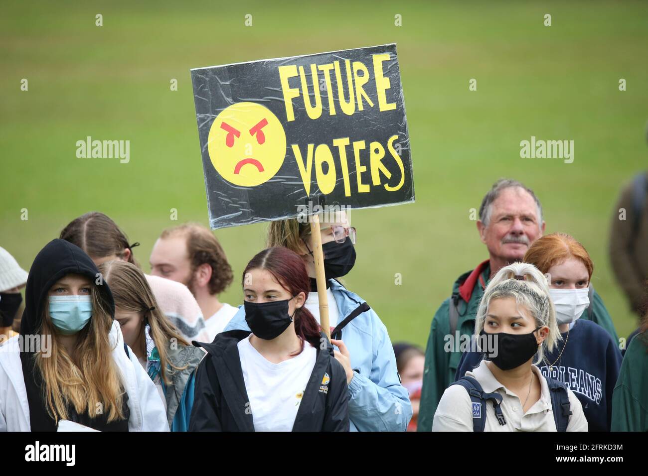 Sydney, Australia. 21 Maggio 2021. I bambini delle scuole e altri manifestanti sul cambiamento climatico hanno tenuto un rally al Sydney Town Hall prima di marciare al Prince Alfred Park. Credit: Richard Milnes/Alamy Live News Foto Stock